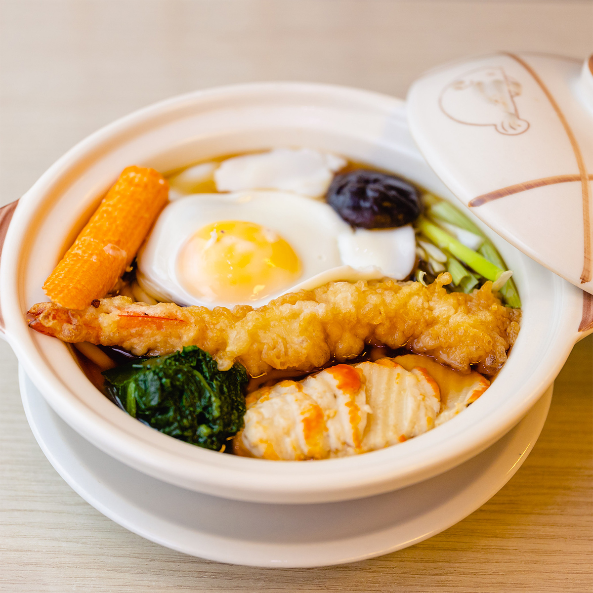 NABEYAKI UDON:
Tradizionale zuppa di Udon cucinata e servita in una pentola di creta (nabe) che da il nome al piatto stesso. La ricetta prevede udon in brodo, gamberi in tempura, uova, verdure, surimi e funghi