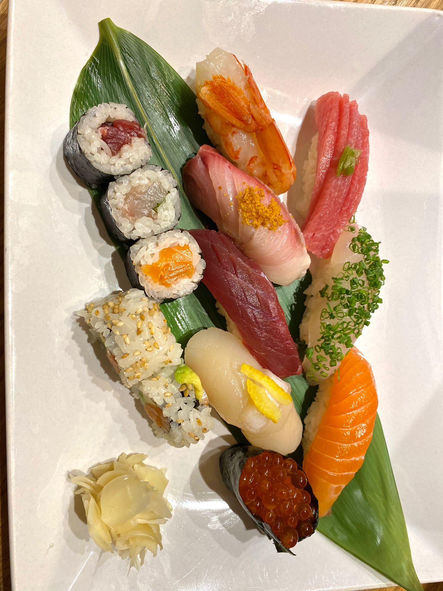 TOKUJYO JO SUSHI: Sushi fagottino di riso con pesce crudo*pregiato e frutti di mare del giorno ( nighiri 8 , hosomaki 3, uramaki 2)