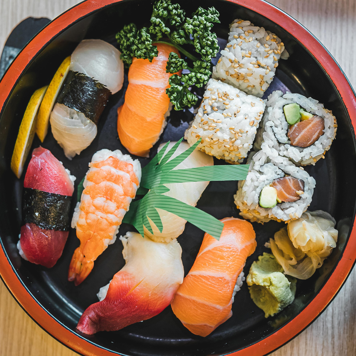 SUSHI MISTO: 
Tonno, salmone, gambero e branzino: una selezione delle migliori materie prime tra roll e nigiri.
