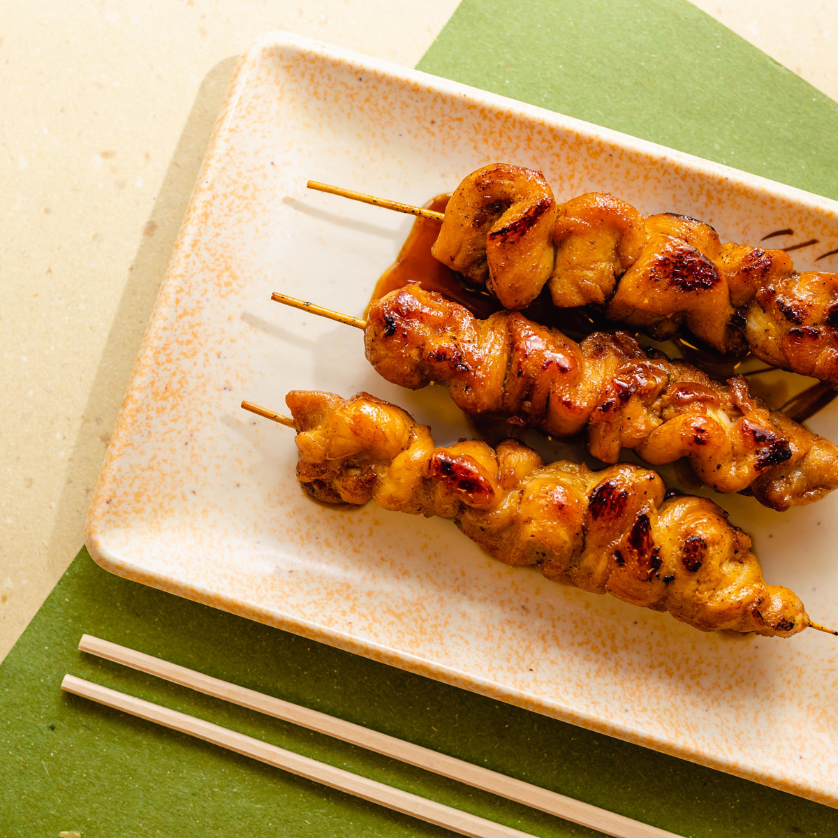 YAKITORI: 
Coscia e petto di pollo tagliati a cubetti, infilzati con spiedini di bambù, cotti alla griglia e abbinati a una salsa di soia dolce.