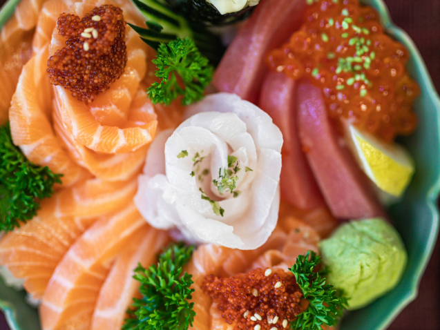 CHIRASHI:
E' il piatto che più rappresenta Poporoya, presente nel menù sin dal 1977. Viene preparato con riso, salmone, tonno, pesce bianco, frittata, calamaro e gambero cotto.
